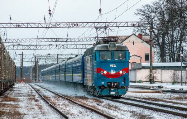 Укрзализныця увеличивает количество вагонов на популярные рейсы для поездок на праздники
Укрзализныця увеличивает количество вагонов на популярные рейсы для поездок на праздники