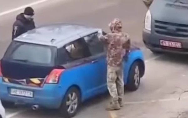 В ТЦК рассказали свою версию скандала с "выкуриванием" водителя в Вышгороде
В ТЦК рассказали свою версию скандала с "выкуриванием" водителя в Вышгороде