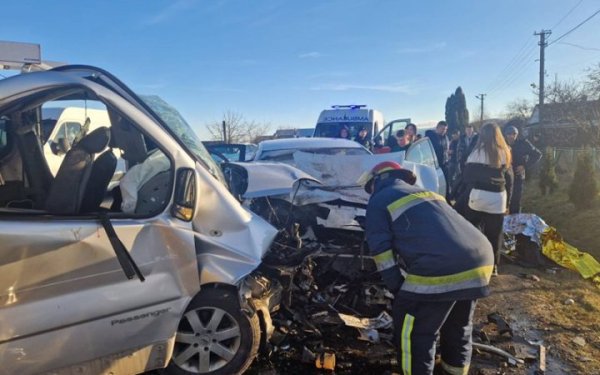 На Прикарпатті у ДТП за участі позашляховика та мікроавтобуса постраждали 13 людей
На Прикарпатті у ДТП за участі позашляховика та мікроавтобуса постраждали 13 людей