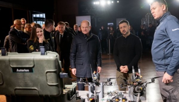 Зеленський показав Шольцу «розумні» безпілотні системи, які виробляють в Україні Зеленський показав Шольцу «розумні» безпілотні системи, які виробляють в Україні