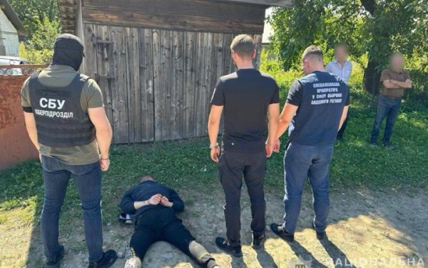 Закарпатець під виглядом співробітника ТЦК за $18 тисяч продавав ухилянтам посвідчення про непридатність
Закарпатець під виглядом співробітника ТЦК за $18 тисяч продавав ухилянтам посвідчення про непридатність