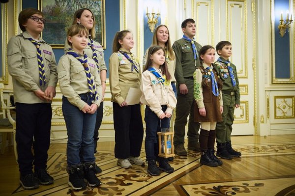Пластуни передали Зеленському Вифлеємський вогонь миру
                                