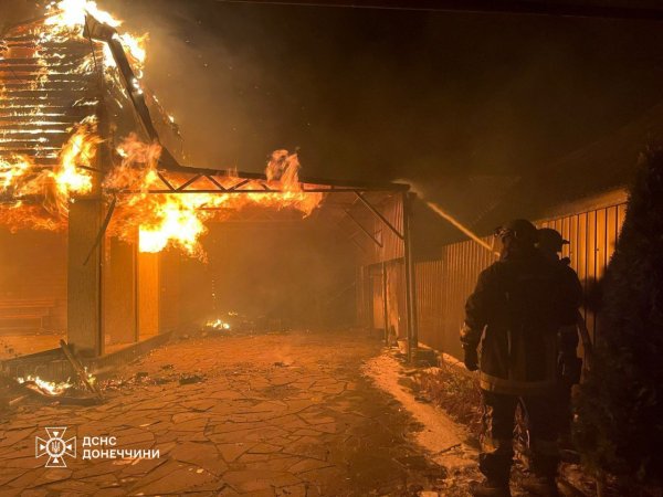 Російська армія атакувала рятувальників під час ліквідації пожежі у Покровську
Російська армія атакувала рятувальників під час ліквідації пожежі у Покровську