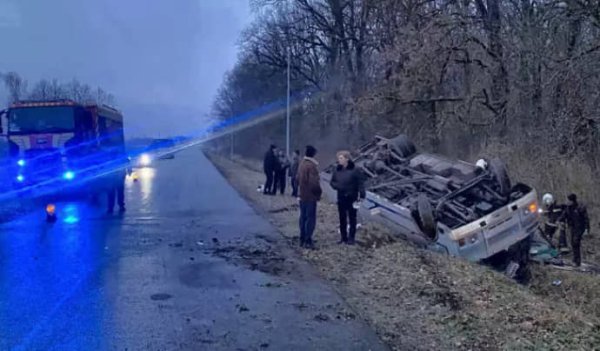 На Закарпатье перевернулся автобус: 9 из 25 пассажиров попали в больницу На Закарпатье перевернулся автобус: 9 из 25 пассажиров попали в больницу