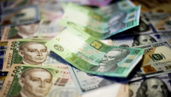 Курс долара перетнув позначку в 42 гривні в останній день року Курс долара перетнув позначку в 42 гривні в останній день року
