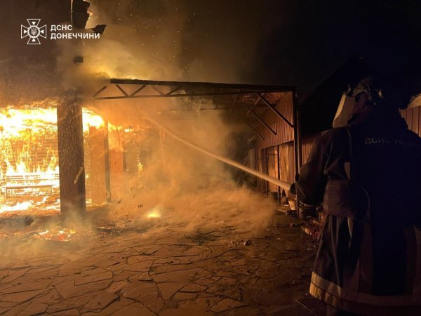 Російська армія атакувала рятувальників під час ліквідації пожежі у Покровську
Російська армія атакувала рятувальників під час ліквідації пожежі у Покровську