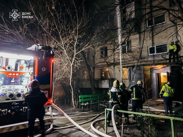 У Києві дві людини загинули під час пожежі в квартирі
У Києві дві людини загинули під час пожежі в квартирі