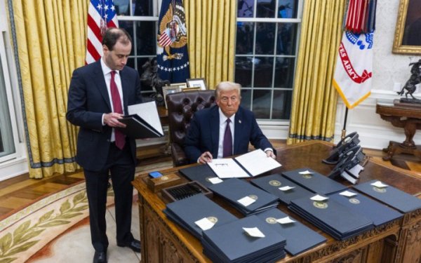 Трамп заявив, що Зеленський "хоче завершити війну угодою"
Трамп заявив, що Зеленський "хоче завершити війну угодою"