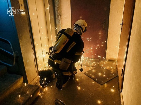 У Києві дві людини загинули під час пожежі в квартирі
У Києві дві людини загинули під час пожежі в квартирі