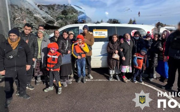 Поліцейські та волонтери допомогли евакуюватись родинам з дітьми на Херсонщині
Поліцейські та волонтери допомогли евакуюватись родинам з дітьми на Херсонщині