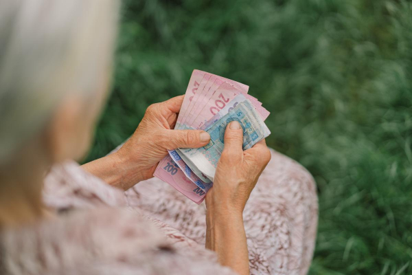 Менше 3 тисяч гривень: в ПФУ порахували, скільки українців отримують найменші пенсії Менше 3 тисяч гривень: в ПФУ порахували, скільки українців отримують найменші пенсії