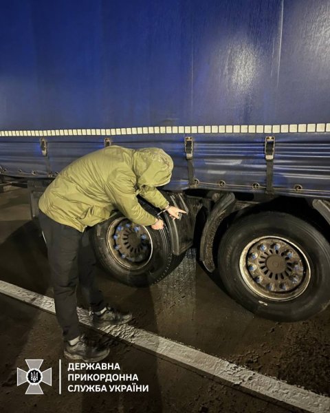 Прикордонники виявили чоловіка у нестандартній схованці
Прикордонники виявили чоловіка у нестандартній схованці