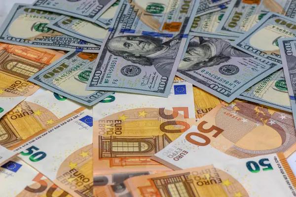 Курс валют на 2 января: доллар в банках потерял 10 копеек
Курс валют на 2 января: доллар в банках потерял 10 копеек