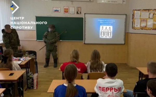 Росіяни поширюють пропаганду на ТОТ через фальшиві зустрічі зі школярами
Росіяни поширюють пропаганду на ТОТ через фальшиві зустрічі зі школярами