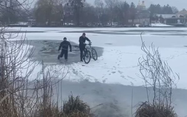 У Вінниці чоловік провалився під воду при спробі переїхати Південний Буг
У Вінниці чоловік провалився під воду при спробі переїхати Південний Буг
