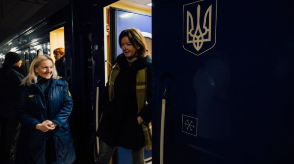 В Киев прибыла министр иностранных дел Словении В Киев прибыла министр иностранных дел Словении