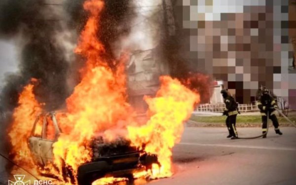 У Херсоні через удари ворожих дронів поранені двоє людей та згорів автомобіль
У Херсоні через удари ворожих дронів поранені двоє людей та згорів автомобіль