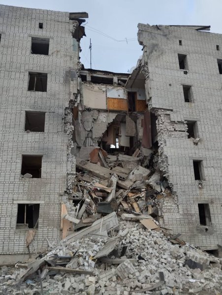 РФ сбросила бомбу на многоэтажку в Сумской области: под завалами могут быть люди
РФ сбросила бомбу на многоэтажку в Сумской области: под завалами могут быть люди