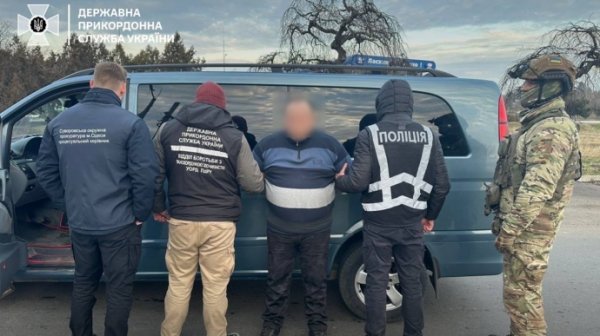 Болгарин помогал изготавливать фальшивые паспорта и переправлять мужчин из Украины в Молдову Болгарин помогал изготавливать фальшивые паспорта и переправлять мужчин из Украины в Молдову