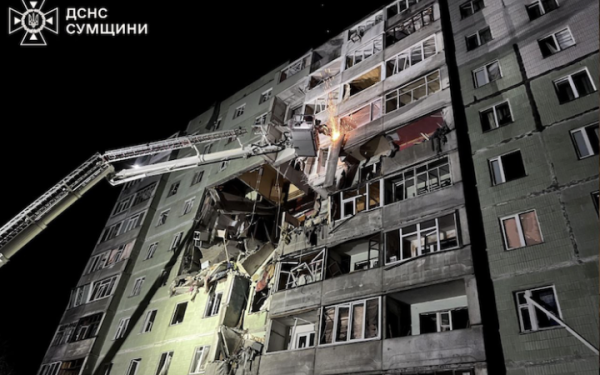 У Сумах "шахед" влучив у багатоповерховий будинок. Є жертви і поранені (оновлено)
У Сумах "шахед" влучив у багатоповерховий будинок. Є жертви і поранені (оновлено)