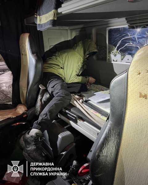 Прикордонники виявили чоловіка у нестандартній схованці
Прикордонники виявили чоловіка у нестандартній схованці