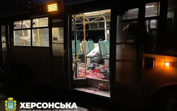 Росіяни атакували дроном автобус у Херсоні, є загиблий і поранені (доповнено)
Росіяни атакували дроном автобус у Херсоні, є загиблий і поранені (доповнено)
