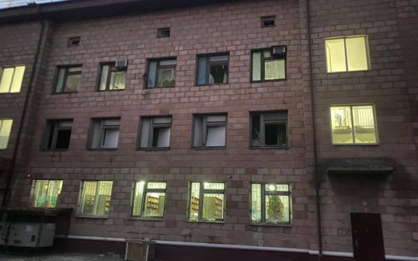 Ворог атакував Одещину: пошкоджено 2 приватних будинки, зерновий склад, автомобілі й лікарню
Ворог атакував Одещину: пошкоджено 2 приватних будинки, зерновий склад, автомобілі й лікарню