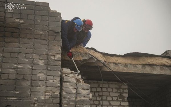 У Києві уламки "шахеда" влучили у багатоповерхівку (оновлено)
У Києві уламки "шахеда" влучили у багатоповерхівку (оновлено)