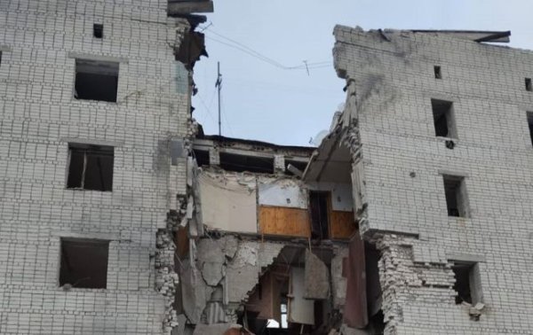 РФ сбросила бомбу на многоэтажку в Сумской области: под завалами могут быть люди
РФ сбросила бомбу на многоэтажку в Сумской области: под завалами могут быть люди