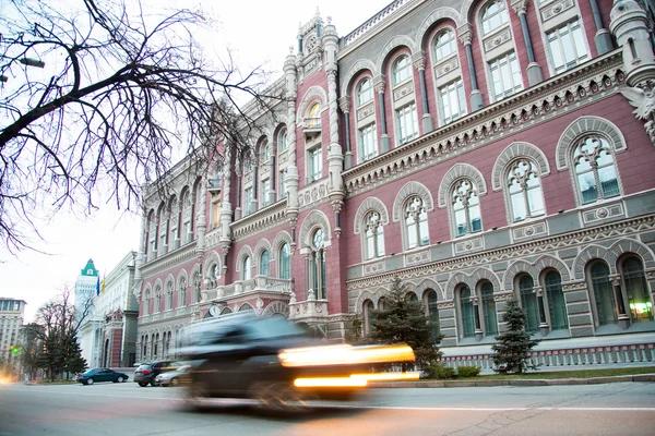 НБУ: в результате падения обломков БпЛА произошло возгорание на крыше одного из корпусов Нацбанка
НБУ: в результате падения обломков БпЛА произошло возгорание на крыше одного из корпусов Нацбанка