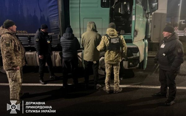 Прикордонники виявили чоловіка у нестандартній схованці
Прикордонники виявили чоловіка у нестандартній схованці