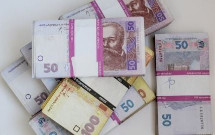 Зарплаты госслужащих подпрыгнули: кто получает более 300 тысяч
Зарплаты госслужащих подпрыгнули: кто получает более 300 тысяч