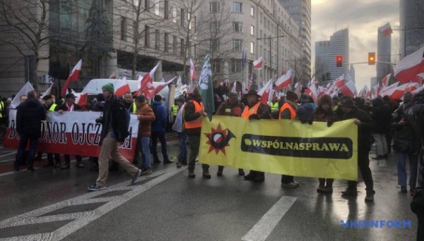 Польські фермери протестують у Варшаві проти імпорту з України Польські фермери протестують у Варшаві проти імпорту з України