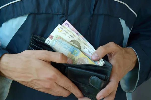 Зарплаты чиновников выросли на 60%. Где получают больше всего
Зарплаты чиновников выросли на 60%. Где получают больше всего