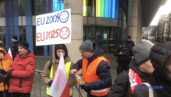 Польські фермери протестують у Варшаві проти імпорту з України Польські фермери протестують у Варшаві проти імпорту з України