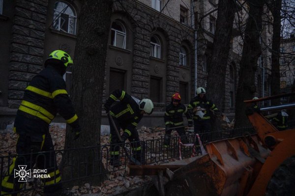Рятувальники завершили розбір завалів житлового будинку у Печерському районі Києва
Рятувальники завершили розбір завалів житлового будинку у Печерському районі Києва