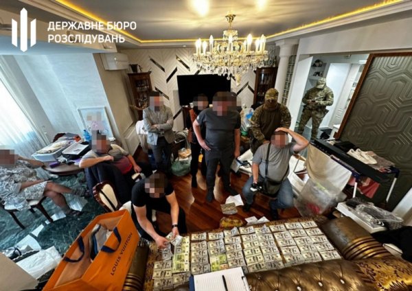 Коррупция, убийство и тендеры: самые громкие уголовные дела в Украине за год
Коррупция, убийство и тендеры: самые громкие уголовные дела в Украине за год