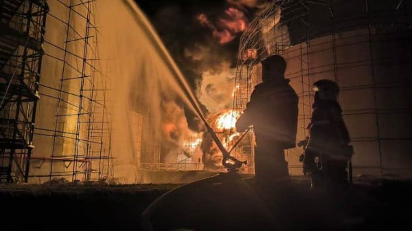 Пожар на нефтебазе под российским Воронежем тушат десятки машин и 2 пожарных поезда – власти Пожар на нефтебазе под российским Воронежем тушат десятки машин и 2 пожарных поезда – власти
