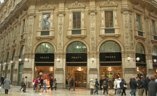 Prada рассматривает возможность приобретения Versace
Prada рассматривает возможность приобретения Versace