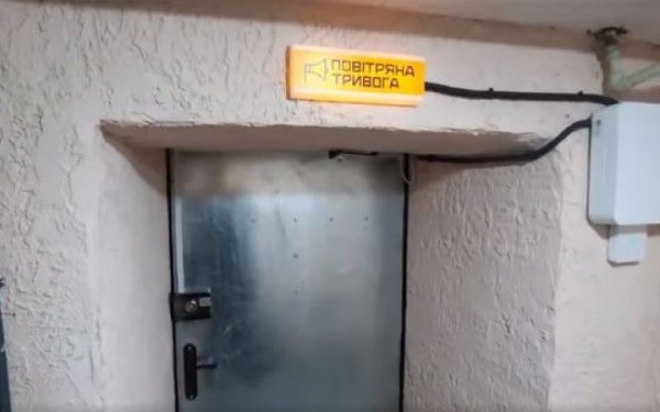 У Херсоні невідомий побив людей у бомбосховищі під час повітряної тривоги
У Херсоні невідомий побив людей у бомбосховищі під час повітряної тривоги