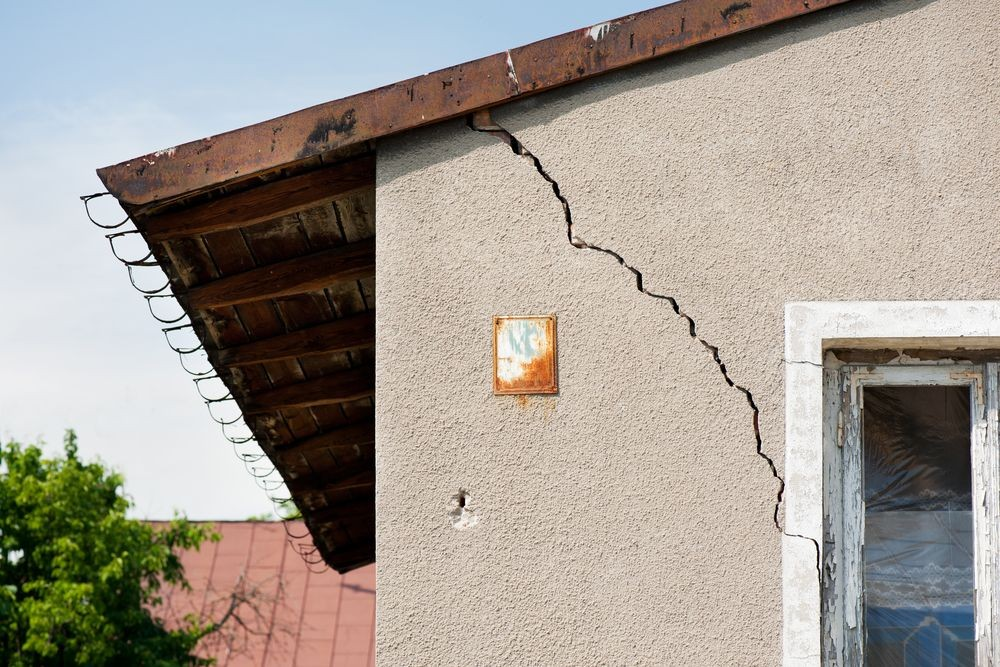 Тріщини на фасаді будинку: причини появи та способи усунення