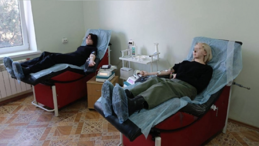 Загарбники примушують мешканців Бердянська здавати кров для російських військових Загарбники примушують мешканців Бердянська здавати кров для російських військових