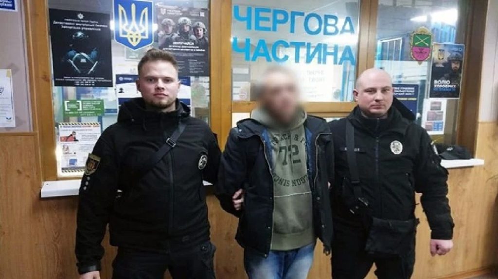Метамфетамін у посилці: у Запоріжжі правоохоронці затримали наркоторговця під час отримання книги