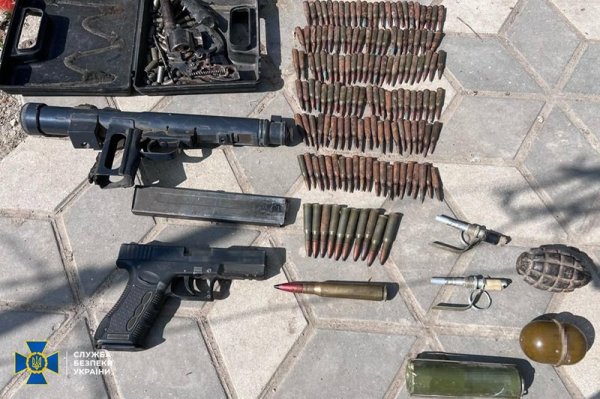 У Херсоні затримали чоловіка, який коригував удари росіян по місту
У Херсоні затримали чоловіка, який коригував удари росіян по місту