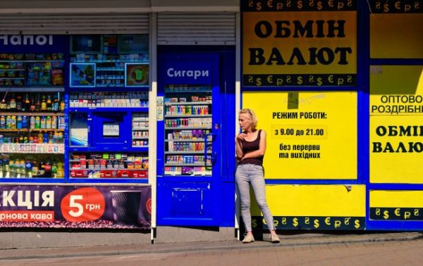 Обменники повысили курсы валют: сколько стоят доллар и евро в Украине
Обменники повысили курсы валют: сколько стоят доллар и евро в Украине