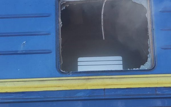 Росіяни ударним дроном атакували пасажирський потяг на Чернігівщині
Росіяни ударним дроном атакували пасажирський потяг на Чернігівщині
