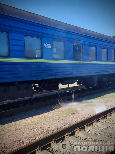 Росіяни ударним дроном атакували пасажирський потяг на Чернігівщині
Росіяни ударним дроном атакували пасажирський потяг на Чернігівщині
