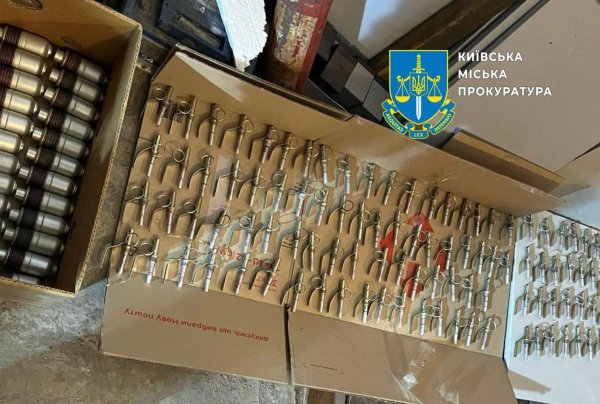 В середмісті Києва у гаражі виявили великий сховок зі зброєю
                                