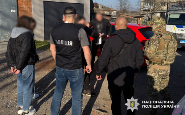 У Києві затримали фальшивомонетників, які підробляли долари, євро та гривні
У Києві затримали фальшивомонетників, які підробляли долари, євро та гривні