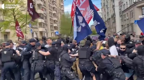В Киеве произошла стычка между полицией и протестующими В Киеве произошла стычка между полицией и протестующими